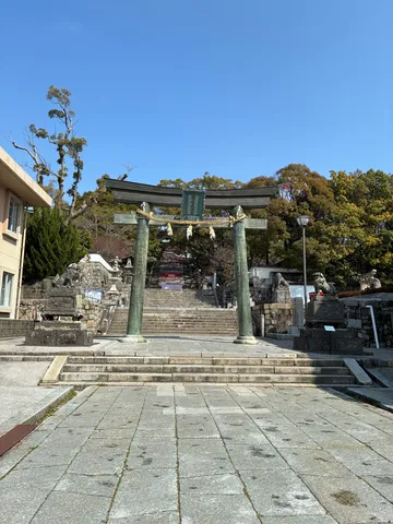 鳥居と石段が誘う神聖な参道