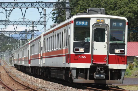 赤帯の列車が描く光景