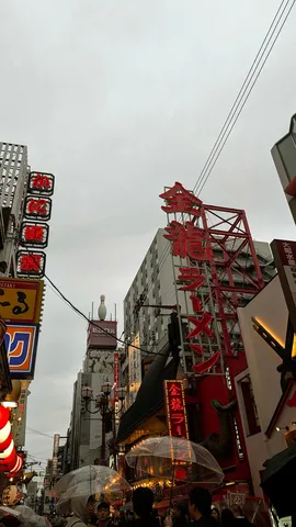 ネオンと雨、活気あふれる街角