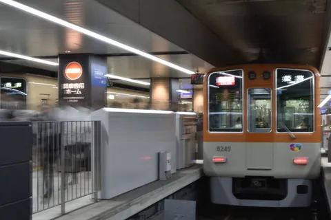 橙色の電車と蒸気の隙間