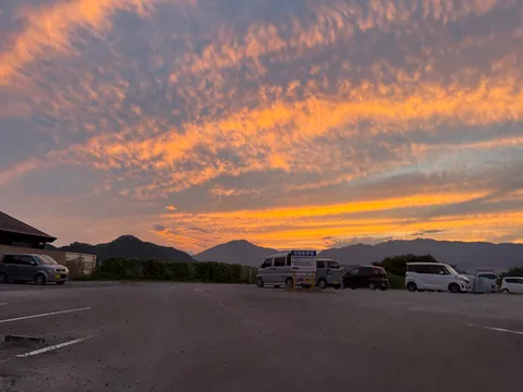 空を彩る夕焼けのキャンバス