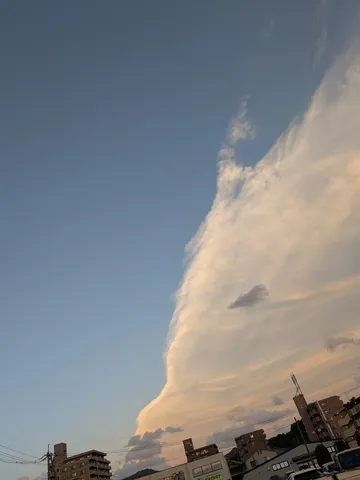 夕空に広がる雲の尾根