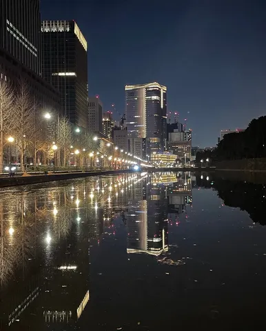 都会の夜景、水面に映る光