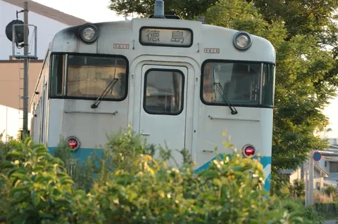 静かに佇む、古びた電車の旅情