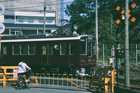 遮断機と電車の交差