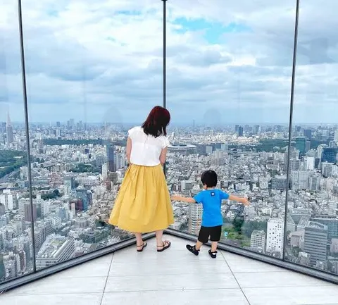 窓の向こうは街の海