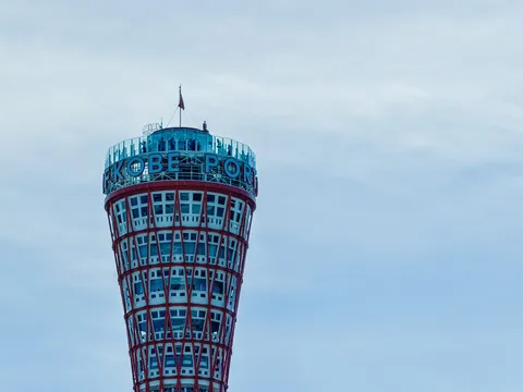 港町の灯台、空への誘い
