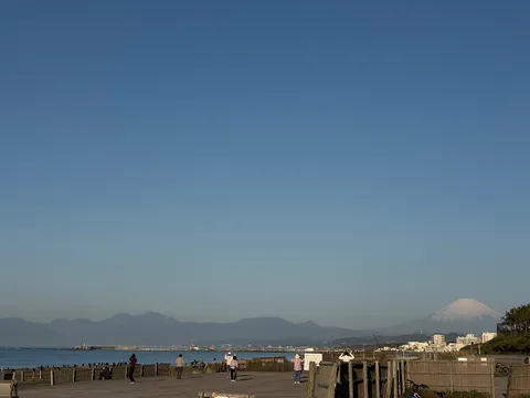 遠く富士山と青い海、穏やかな時間