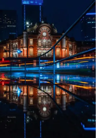 都市の夜を彩る光と反射
