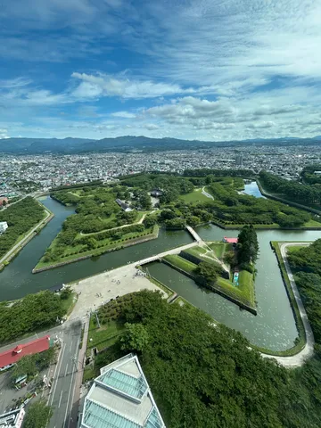 星形要塞と青い空のコントラスト