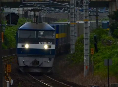 ヘッドライト輝く貨物列車