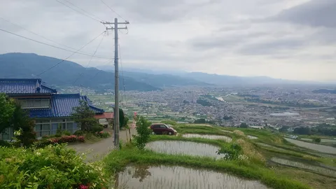 山里の青い屋根と水鏡
