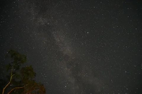 都会の灯りを忘れた星降る夜