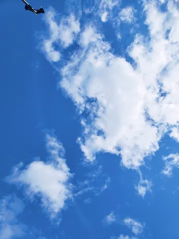 広がる青空と雲のキャンバス