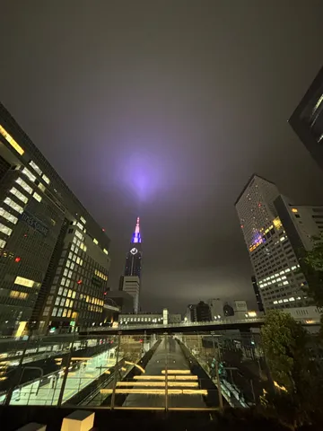 夜空に光る未来都市