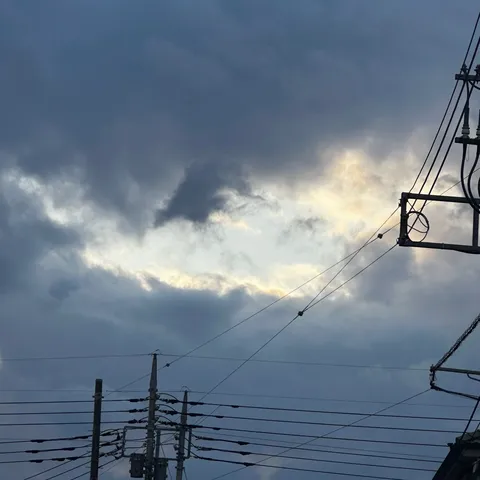 空に開いた穴、電線の迷宮
