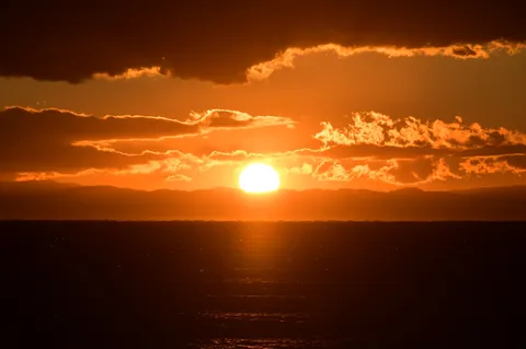 黄金に輝く海の夕日