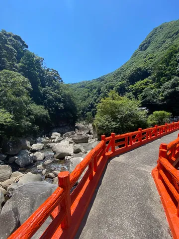 渓谷へ誘う朱色の手すり