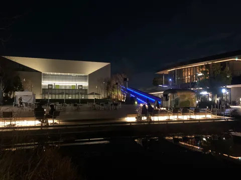 夜の静寂、光と影のコントラスト