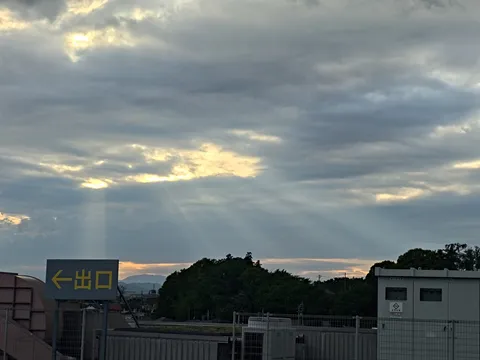 雲間から差し込む光の道