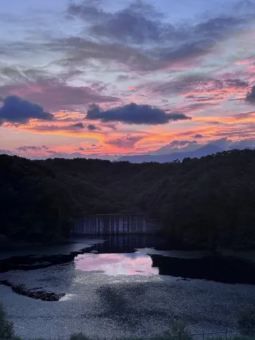 夕焼けが映えるダム湖の神秘