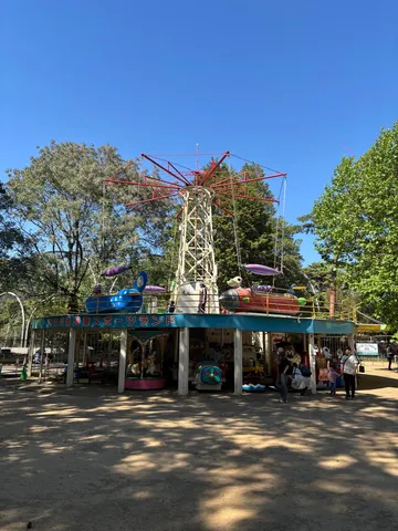 懐かしさが漂う遊園地の風景