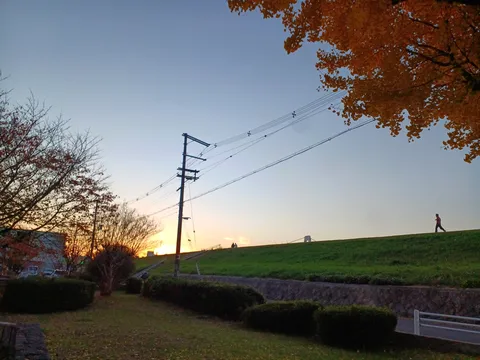 秋空、ランナーの影