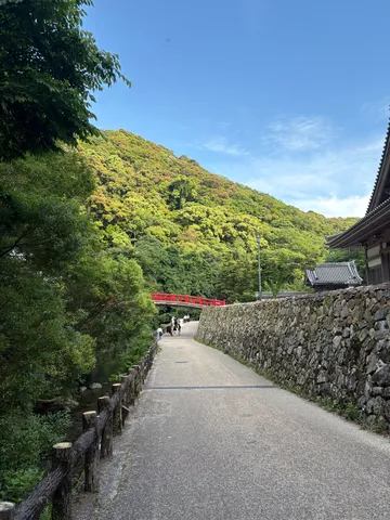 緑深き山道、彩る朱色の橋