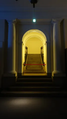 神秘的な光が誘う階段