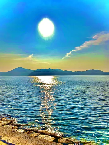 太陽が海に映るキラキラロード