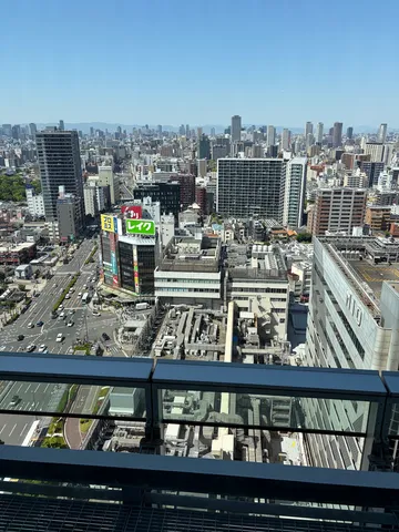 都会の風景、晴れ渡る空