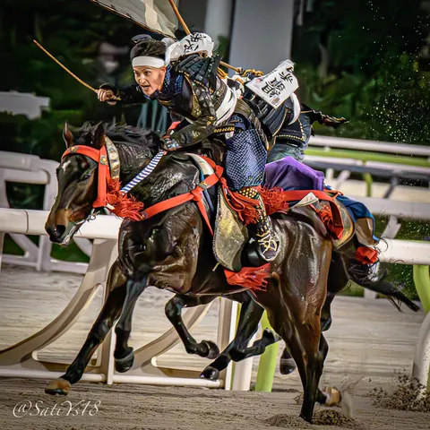 迫力の騎馬武者、その一瞬