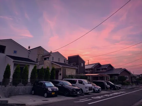 夕暮れの街並みと車列