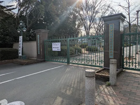 緑の門に輝く日差し