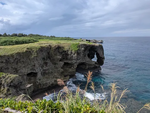海風と岩のアーチ