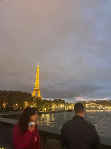 パリの夜景、エッフェル塔とセーヌ川