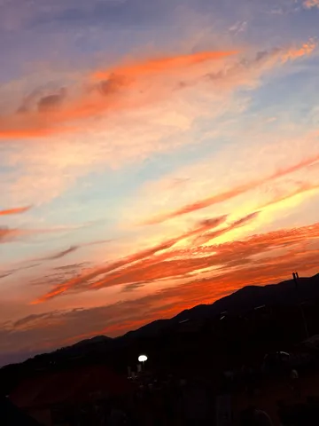 夕焼けの空と山影