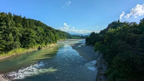 緑深き渓谷、清流の囁き