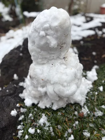 白雪の小さな像