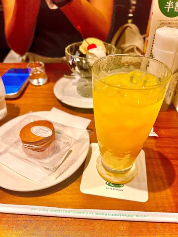 午後のひととき、爽やかな一杯とクッキー