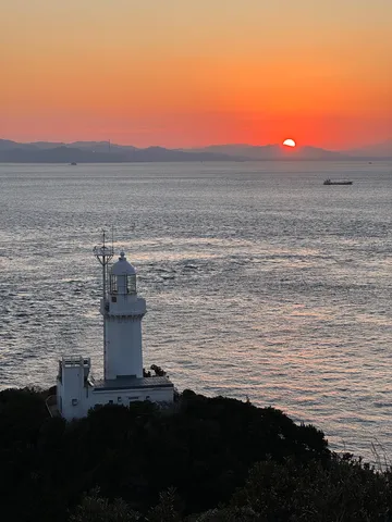 夕陽と灯台の静かな余韻