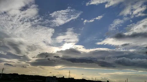 夕暮れの雲と静かな空