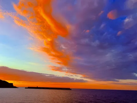 夕景に染まる海の色