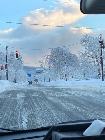 雪化粧の交差点、赤信号
