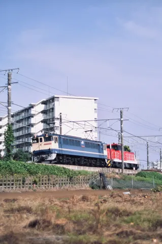 鉄路の朝の白と青