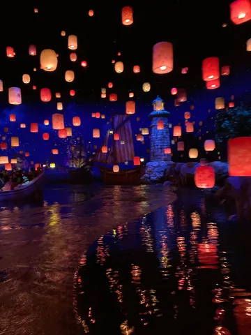 ランタン舞う夜の光景