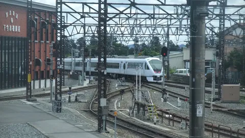 都会を駆け抜ける静かな疾走感