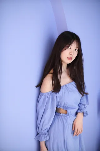パープルが彩る、風をはらむドレス