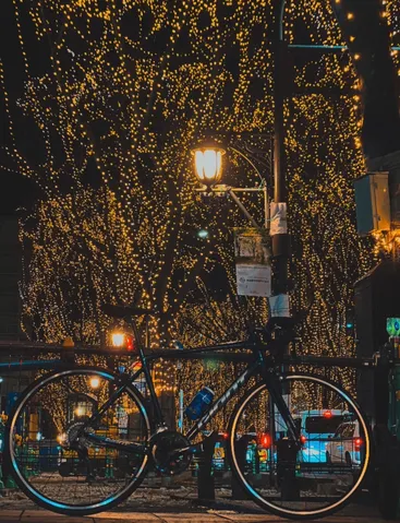 光が降り注ぐ夜の自転車