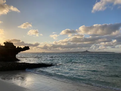 夕暮れ、水平線と島影